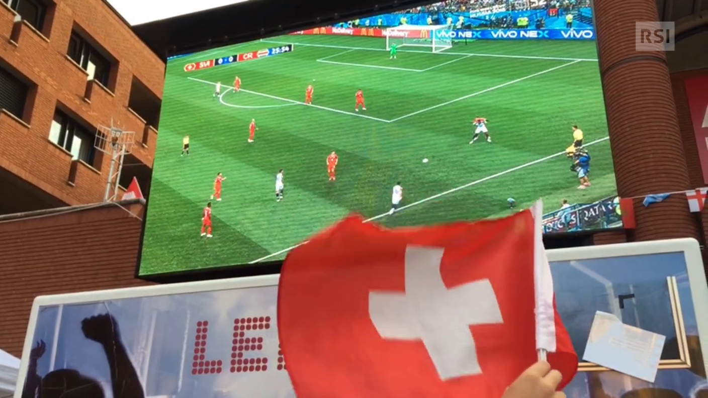 Mendrisio, il tifo per la nazionale in piazzale alla Valle