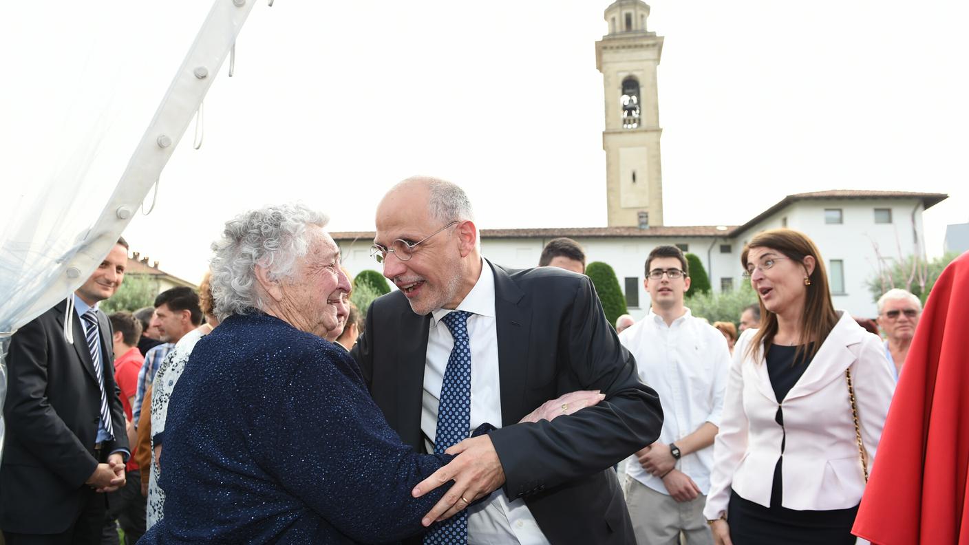 Un momento dei festeggiamenti del neo primo cittadino ticinese