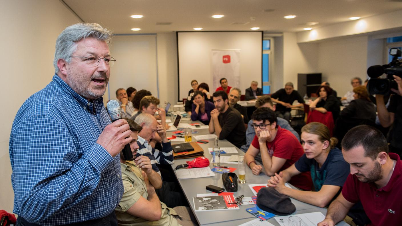 Jacques Ducry prende la parola di fronte al comitato cantonale PS