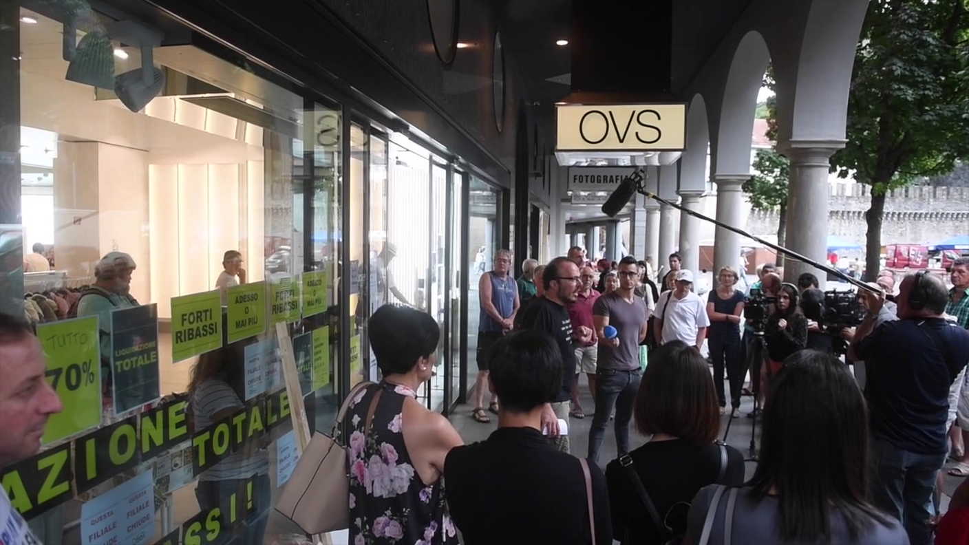 Il picchetto sindacale organizzato oggi davanti alla rivendita OVS di Bellinzona