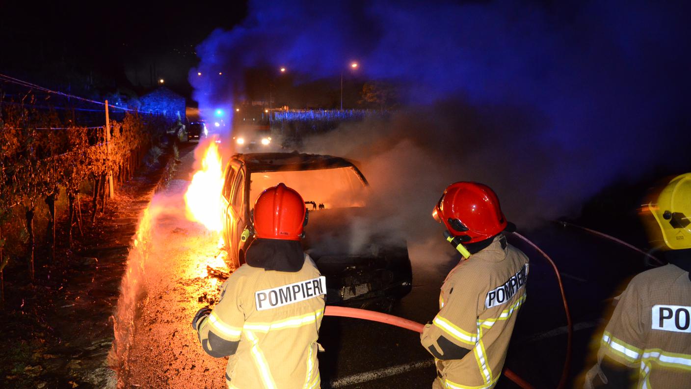 L'auto in fiamme a Gudo