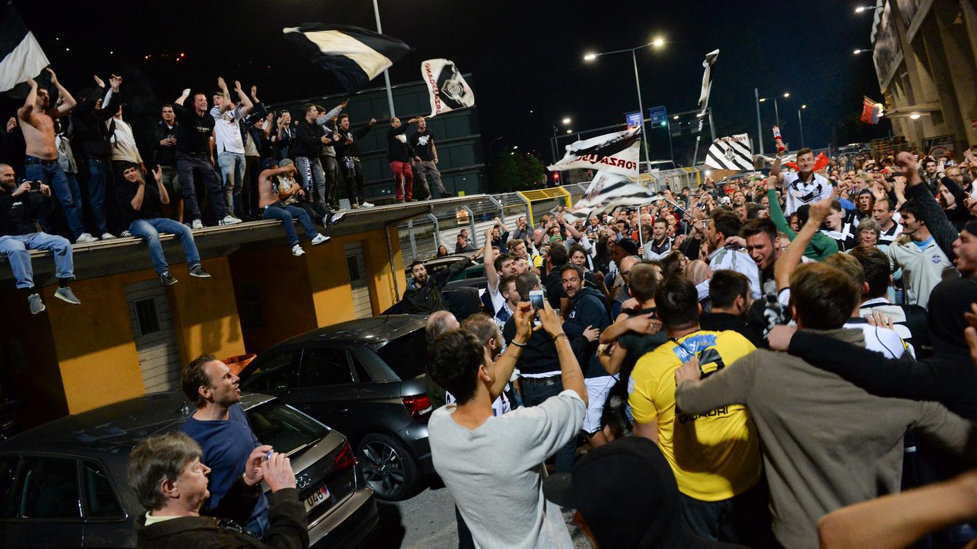 Il tributo alla squadra sul piazzale dello Stadio di Cornaredo
