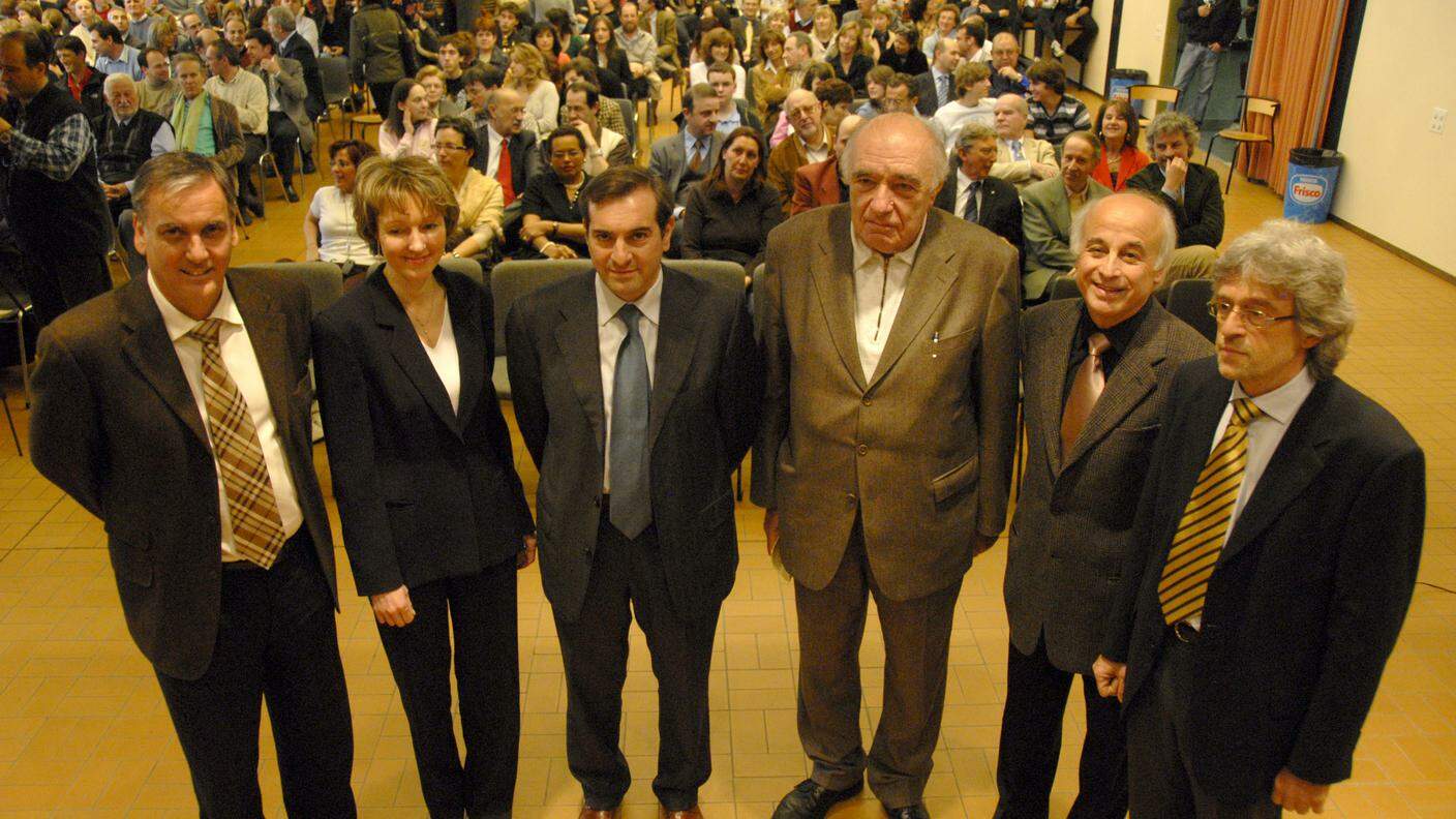 Il direttor Arrigoni (ultimo a destra) nel 2008 in occasione del 30esimo del Liceo con i consiglieri di Stato Gendotti e Pesenti, il sindaco Croci e gli ex direttori Zappa e Rütsch