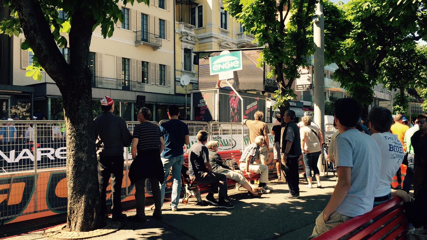 Il pubblico aspetta l'arrivo dei corridori
