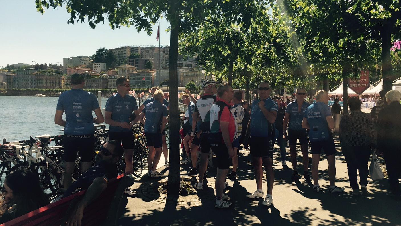 Il pubblico aspetta l'arrivo dei corridori