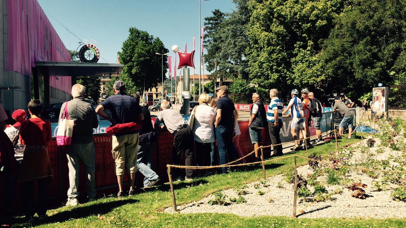 Il pubblico aspetta l'arrivo dei corridori