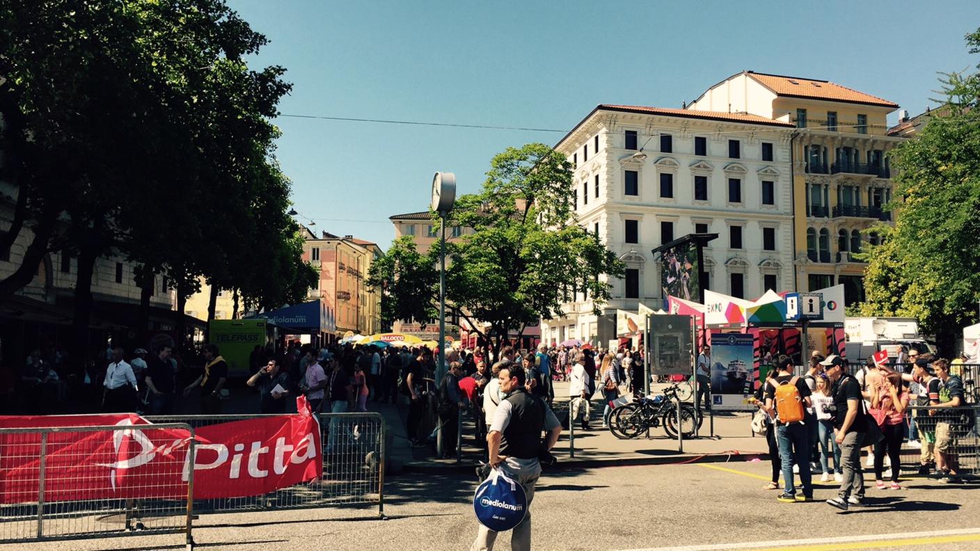 Il pubblico aspetta l'arrivo dei corridori