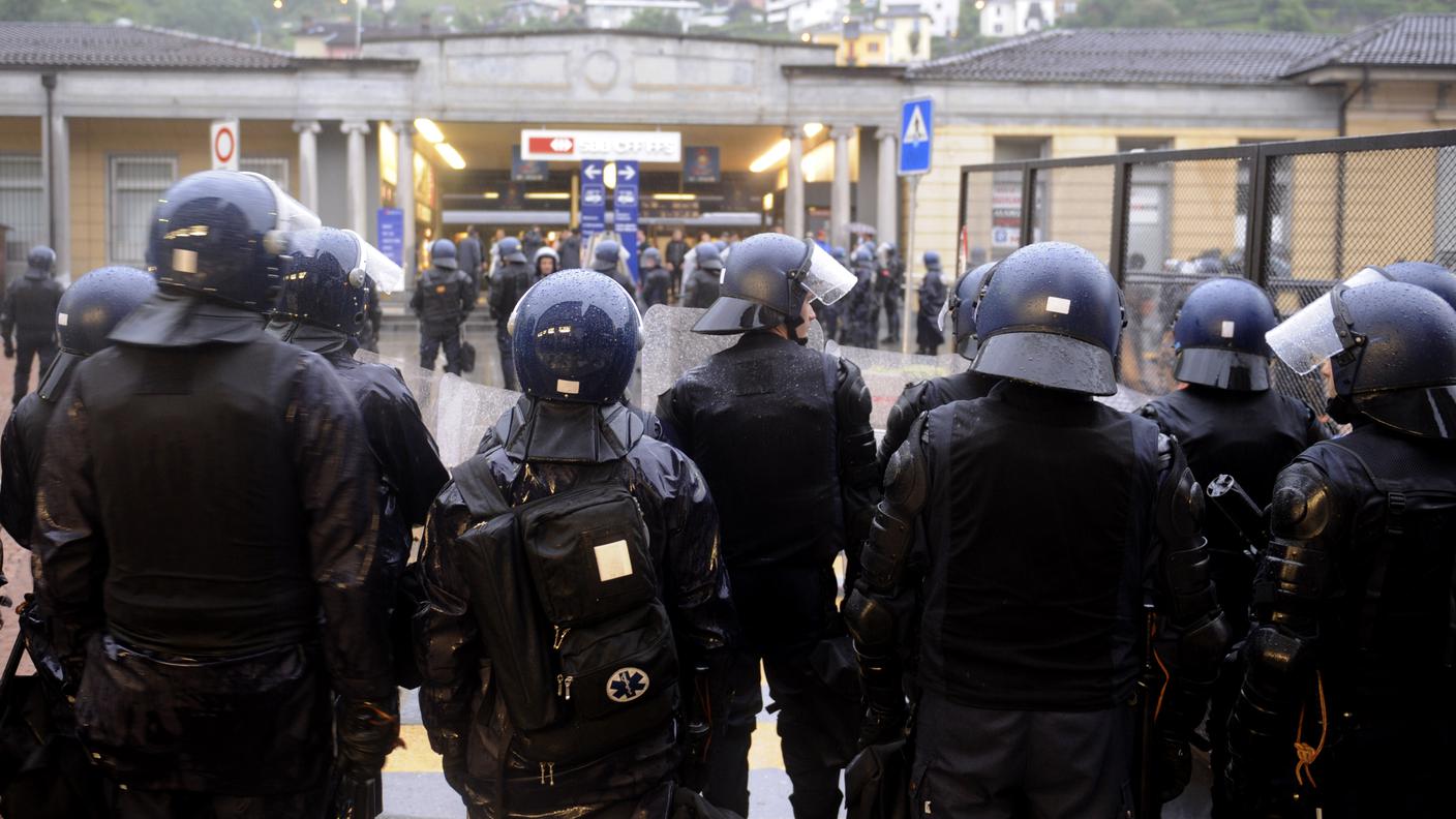Il cordone di polizia schierato alla stazione di Bellinzona in occasione di una partita dell'ACB di alcuni anni fa
