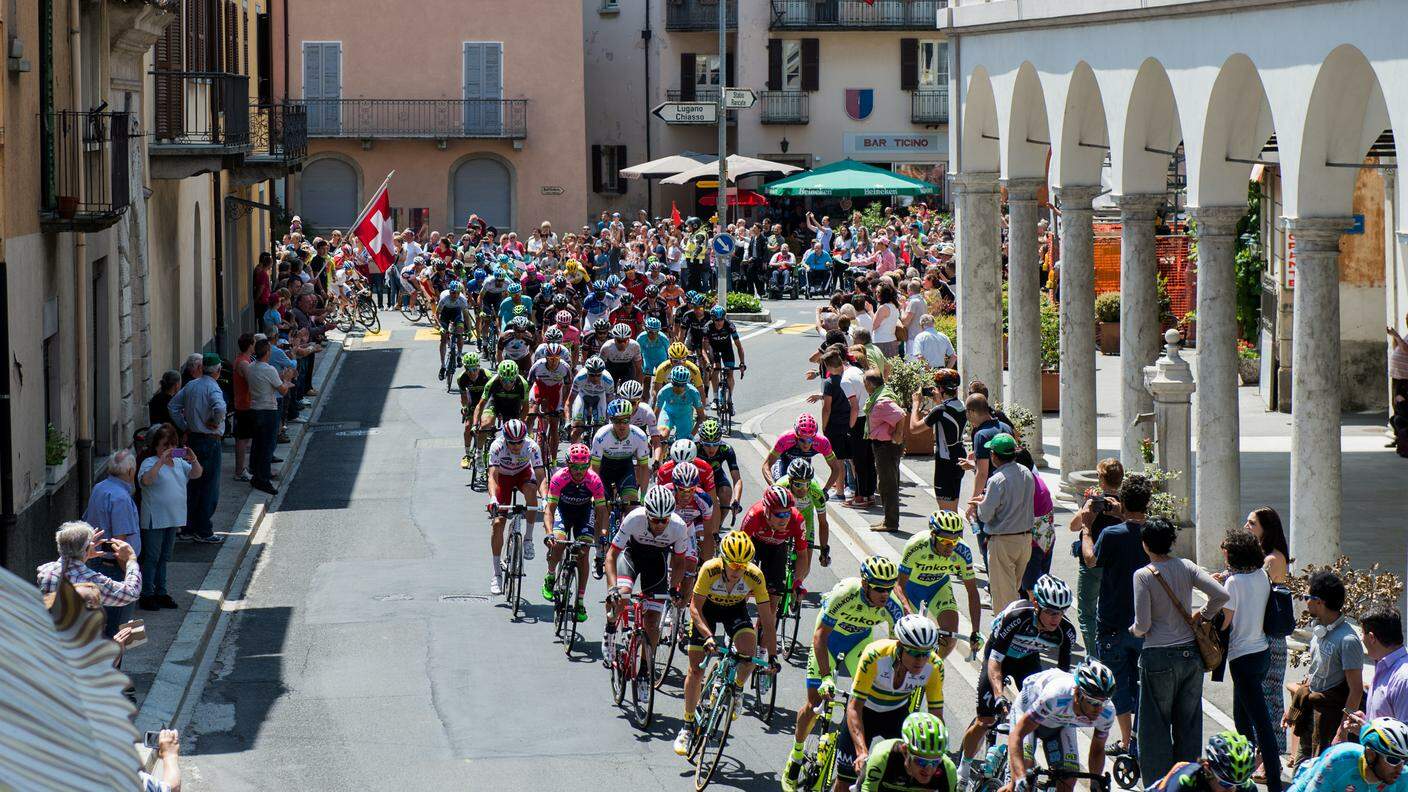 I ciclisti sfrecciano a Riva San Vitale