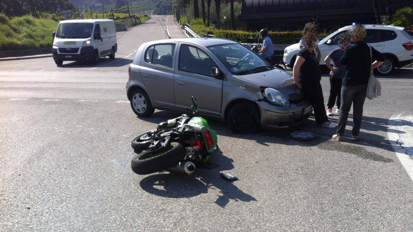 A causa dell'impatto, il motociclista e stato scaraventato in terra