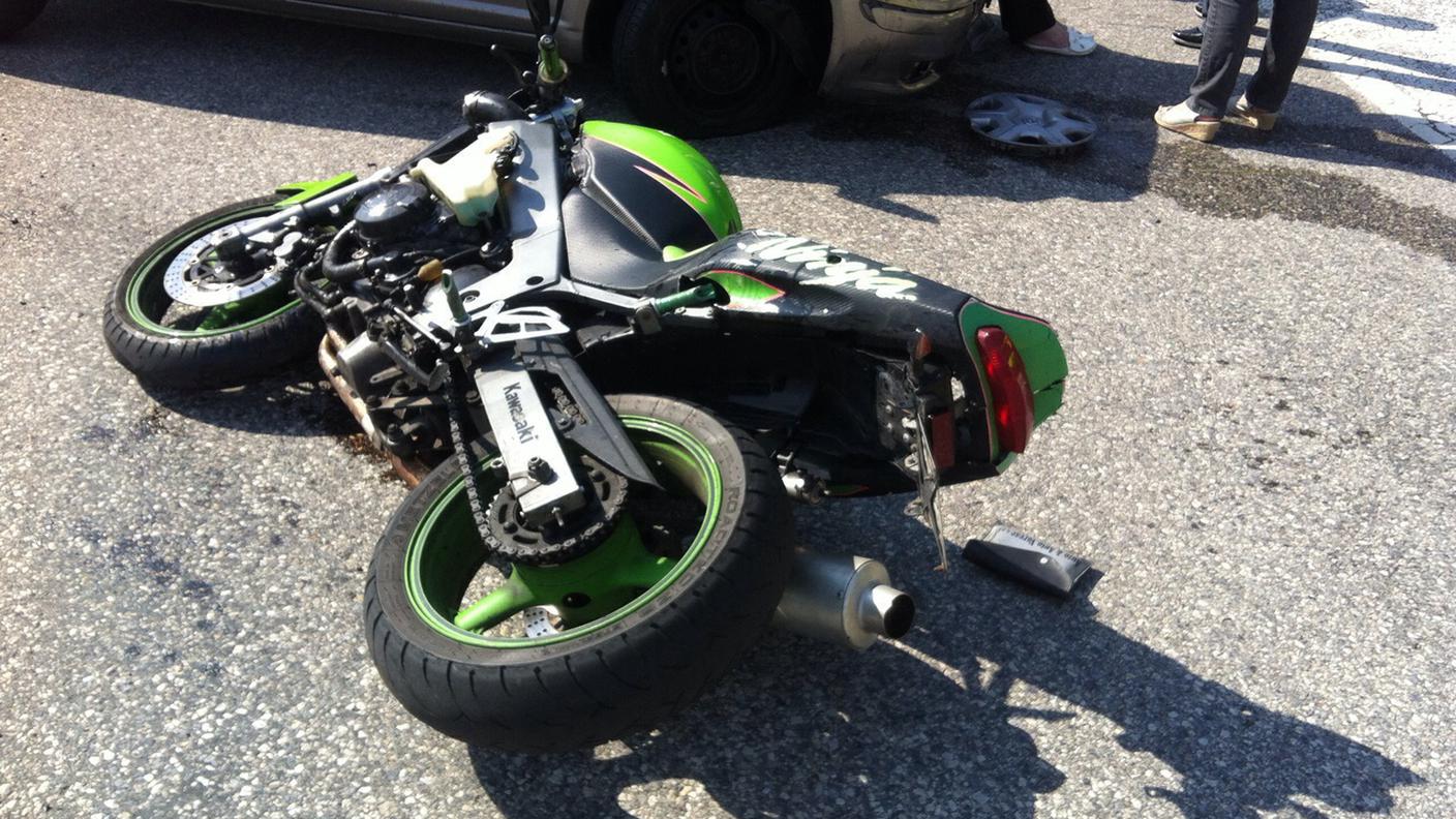 A causa dell'impatto, il motociclista e stato scaraventato in terra