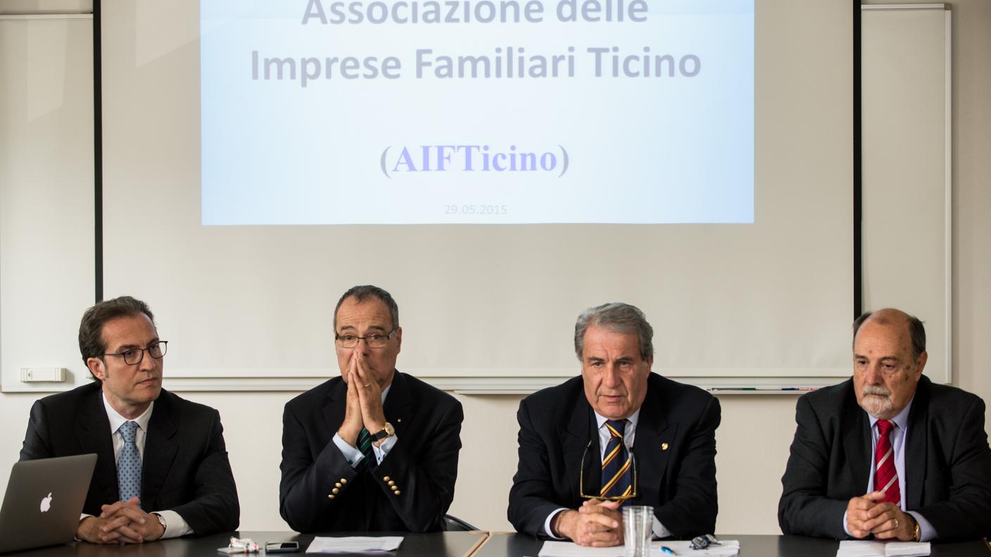 Da sinistra Massimo Danisi dell'AIFTicino, Gianluca Colombo (ai vertici dell'Advanced Management Centre all'USI), Flavio Audemars e Mauro Baranzini, professore dell'USI