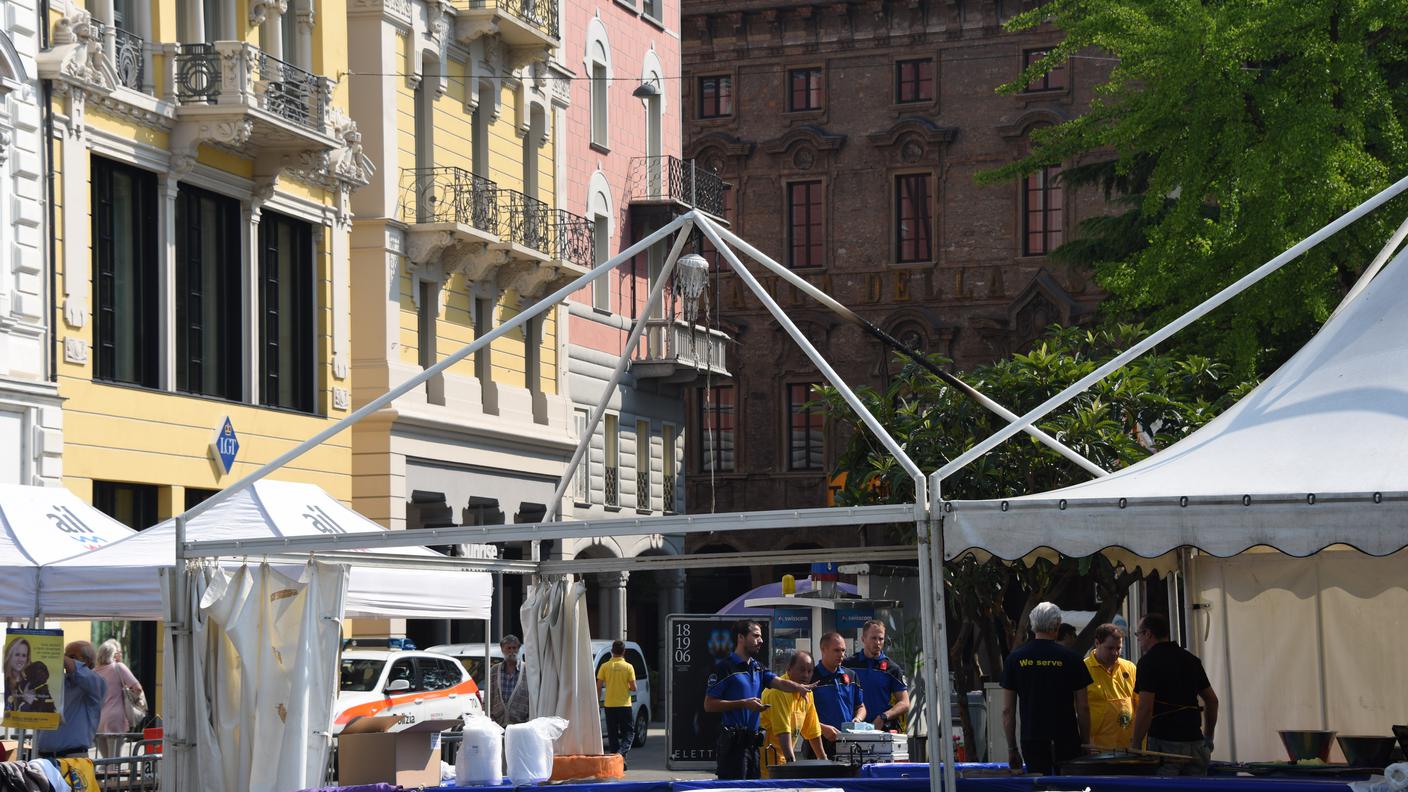 La struttura semidistrutta dalle fiamme