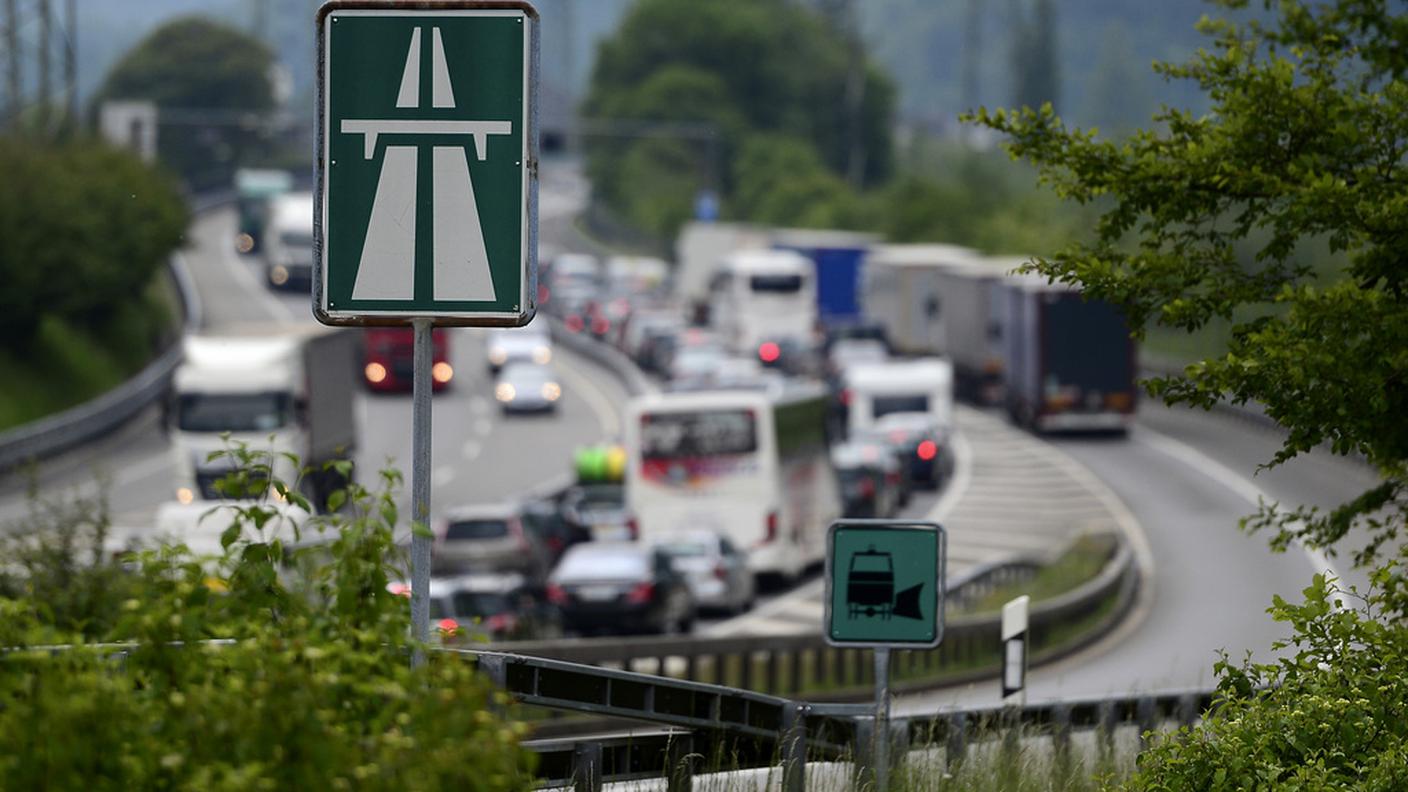 Mentre l'assemblea era in corso proseguiva l'assedio delle auto al Gottardo: 7 chilometri di coda a sud, 8 a nord
