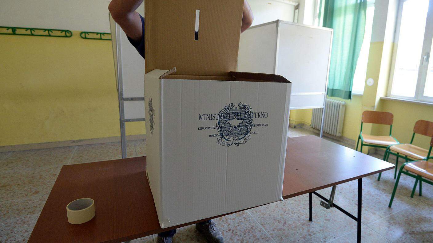 Domenica di voto nelle province italiane prossime al Ticino