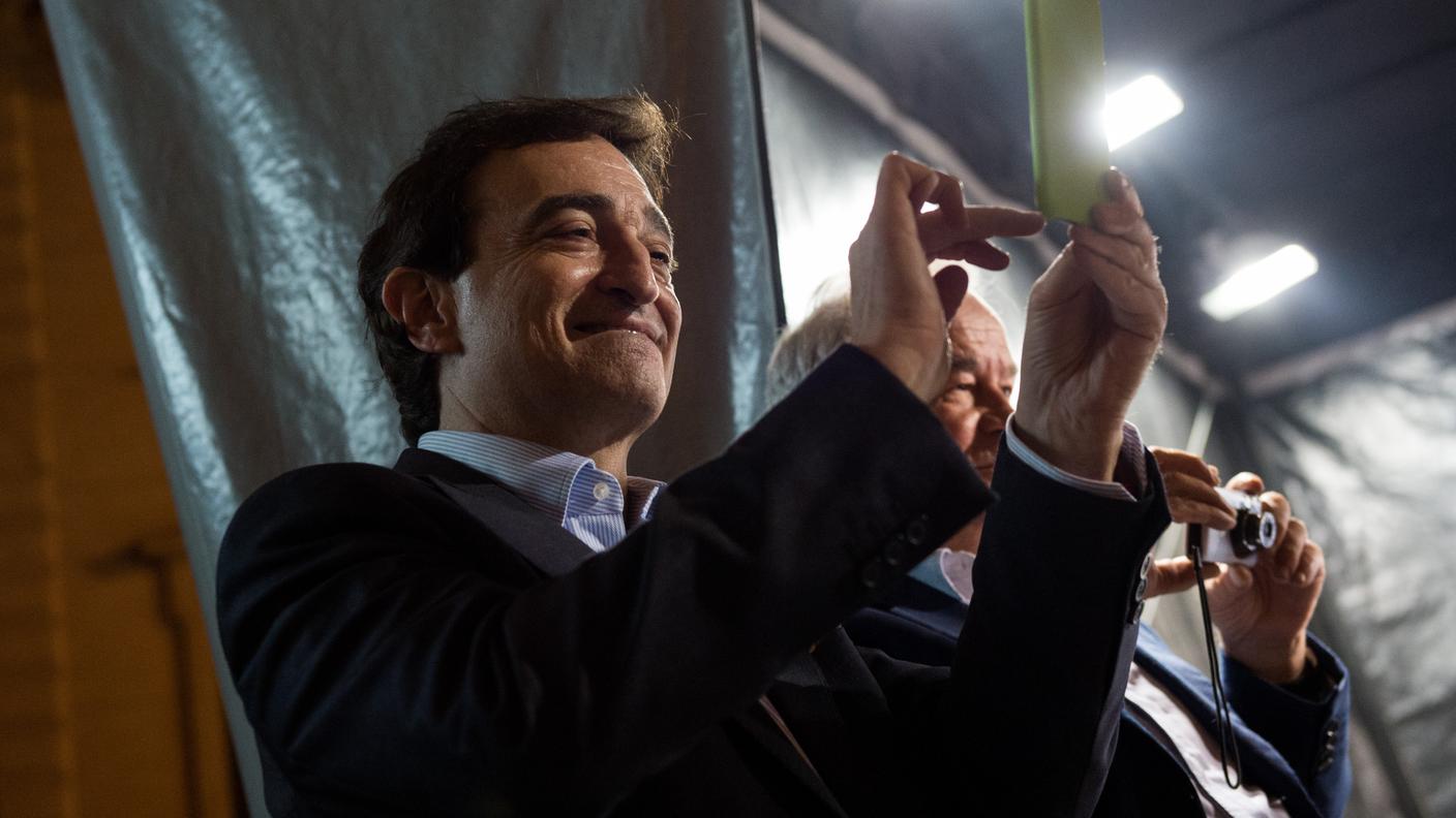 Promozione FCL: il sindaco scatta una foto ai tifosi bianconeri in piazza