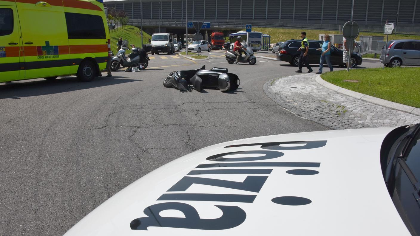 Scooterista ospedalizzato