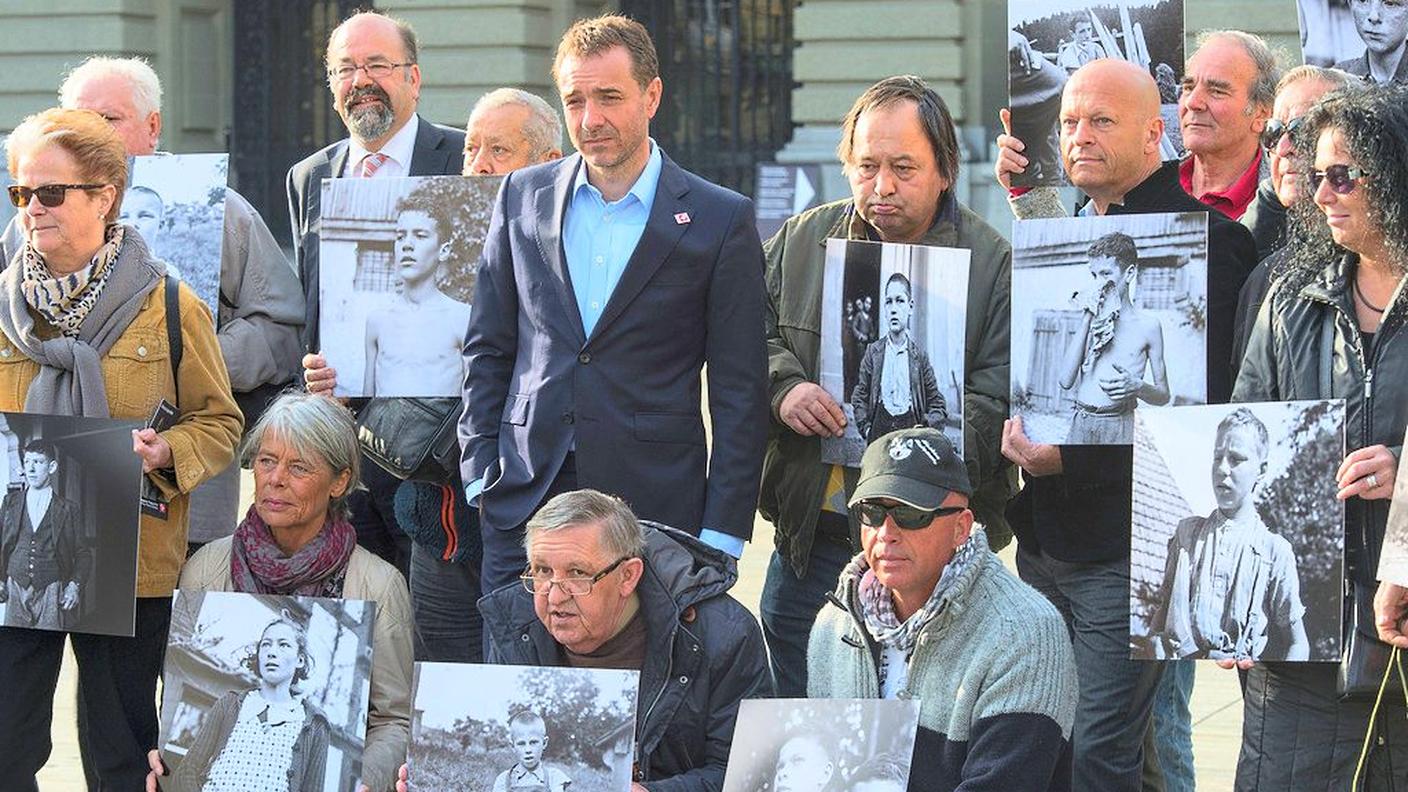 Un gruppo di ex "Verdingkinder" in una manifestazione a Berna nel marzo 2014