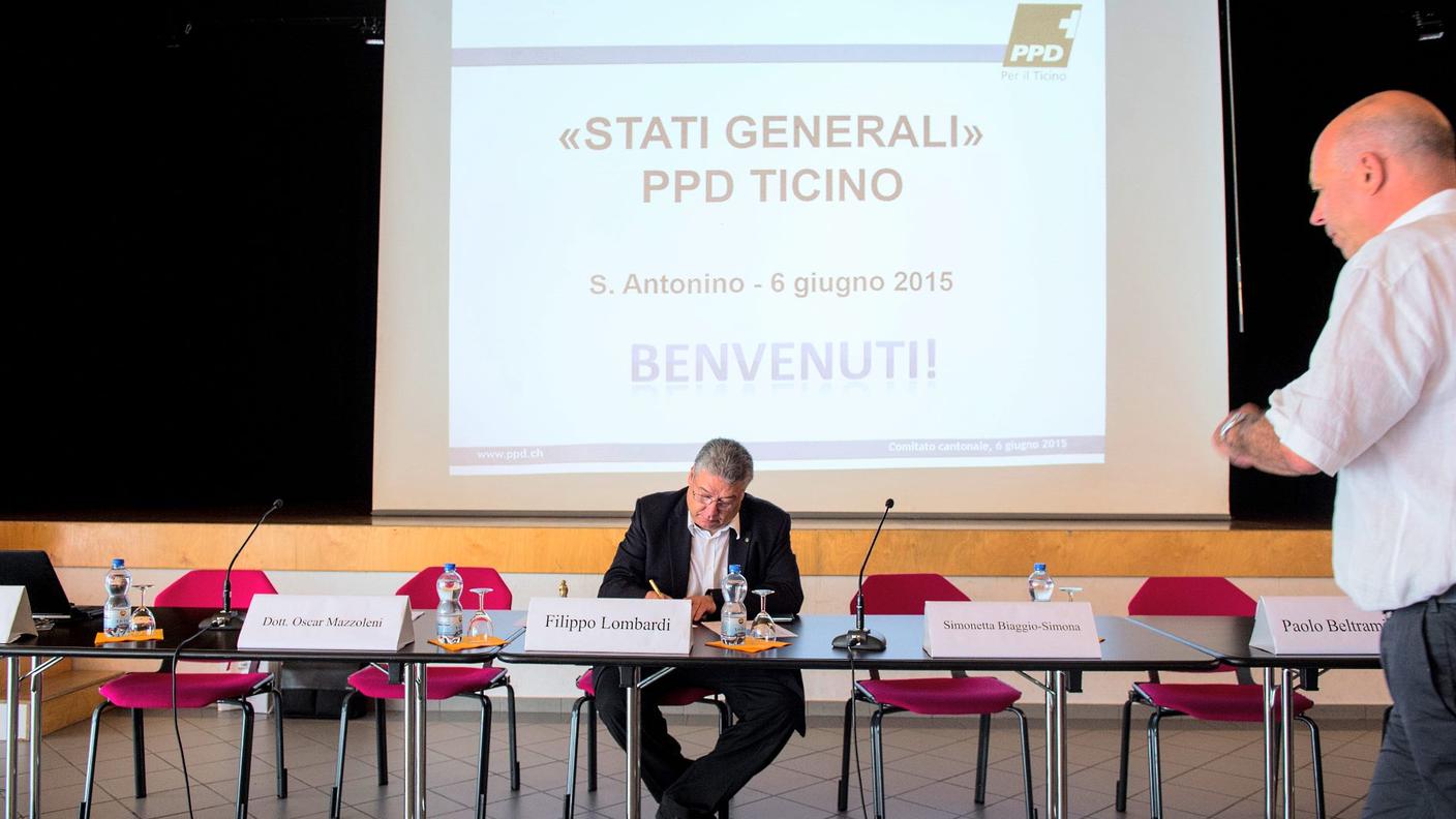 Il consigliere nazionale Fabio Regazzi (a destra) si avvicina a Filippo Lombardi
