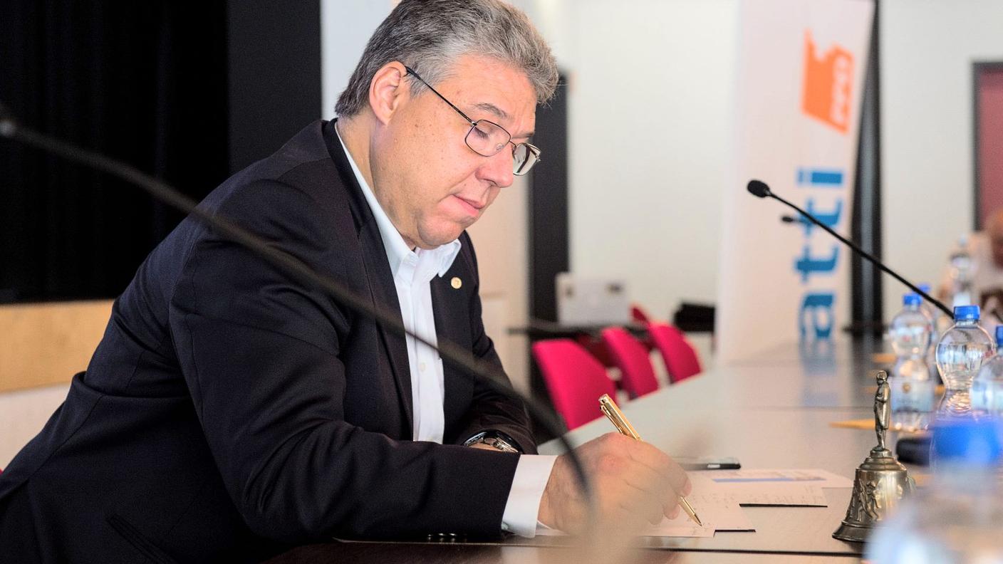 Il Consigliere agli Stati Filippo Lombardi prende appunti prima del meeting