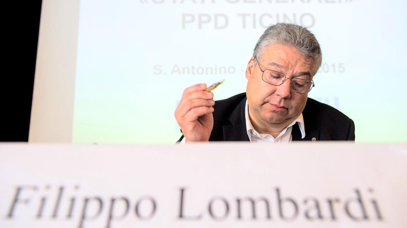 Il Consigliere agli Stati Filippo Lombardi prende appunti prima del meeting