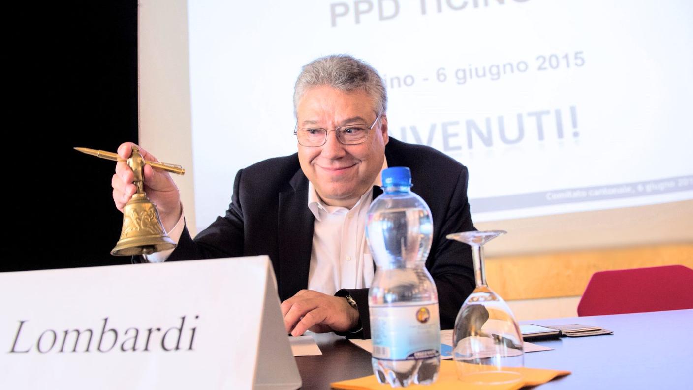 Filippo Lombardi suona la campanella per dare inizio ai lavori del comitato