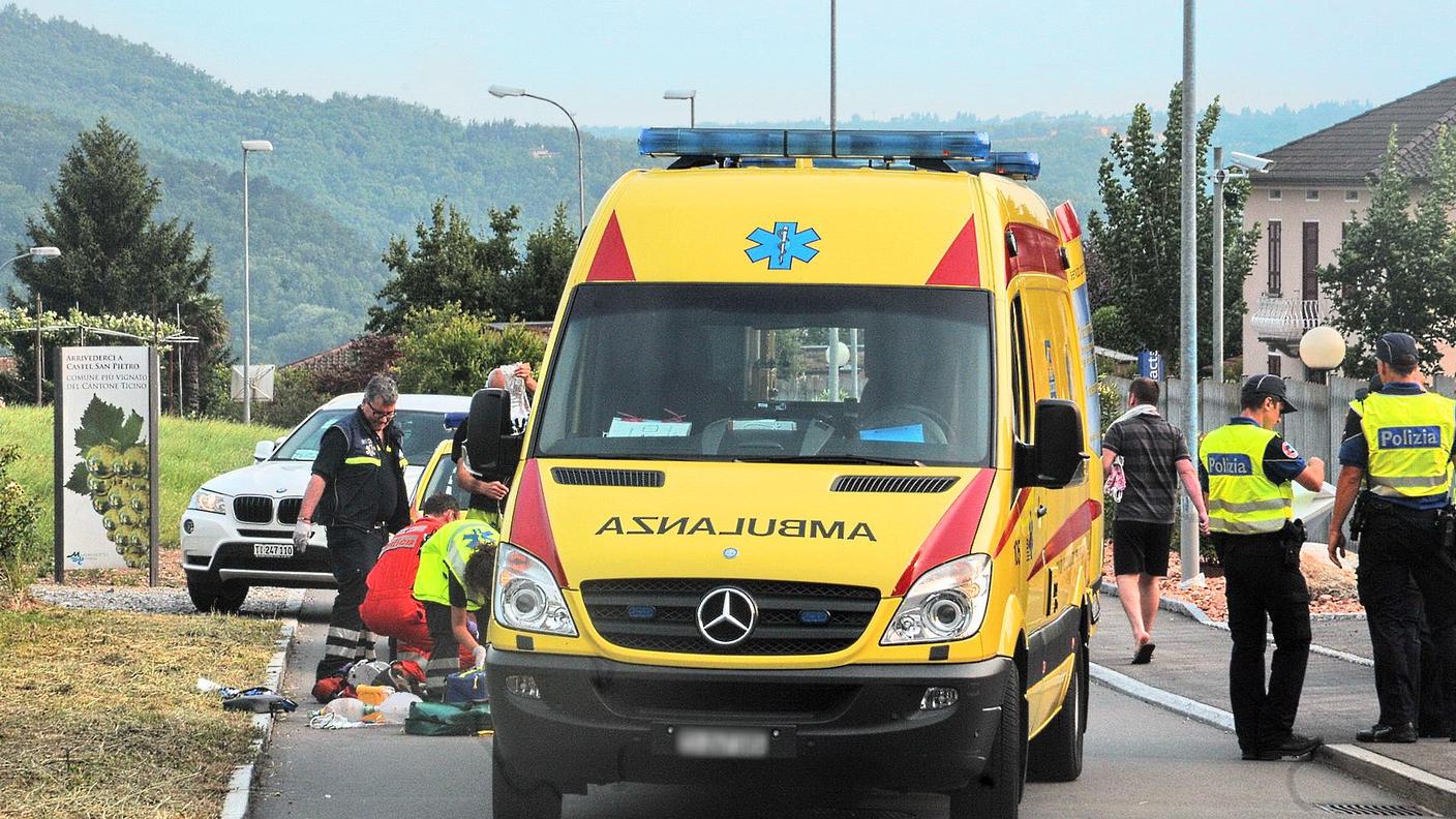 La donna ha perso il controllo del mezzo sbandando e cadendo