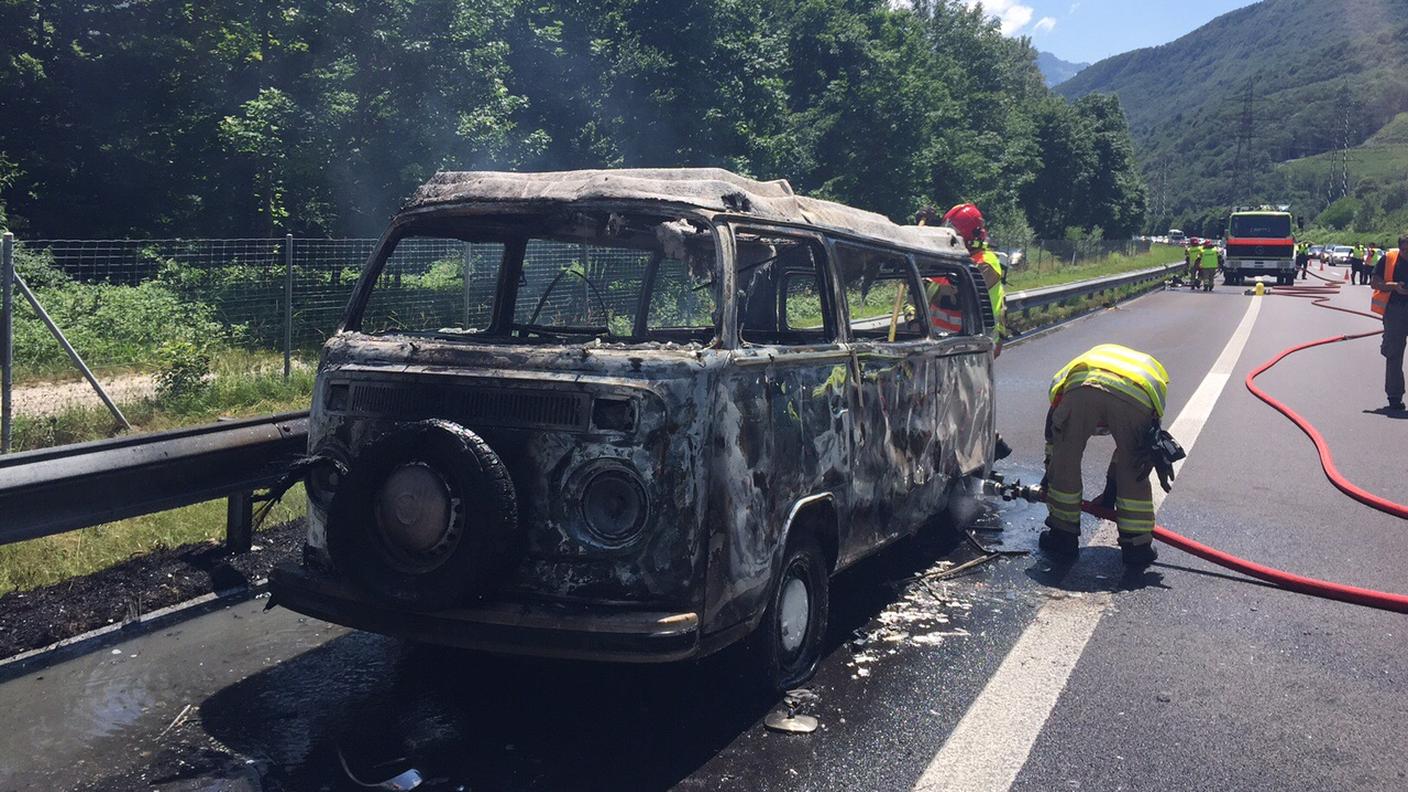 In fiamme a Claro lo storico minibus Volkswagen T2