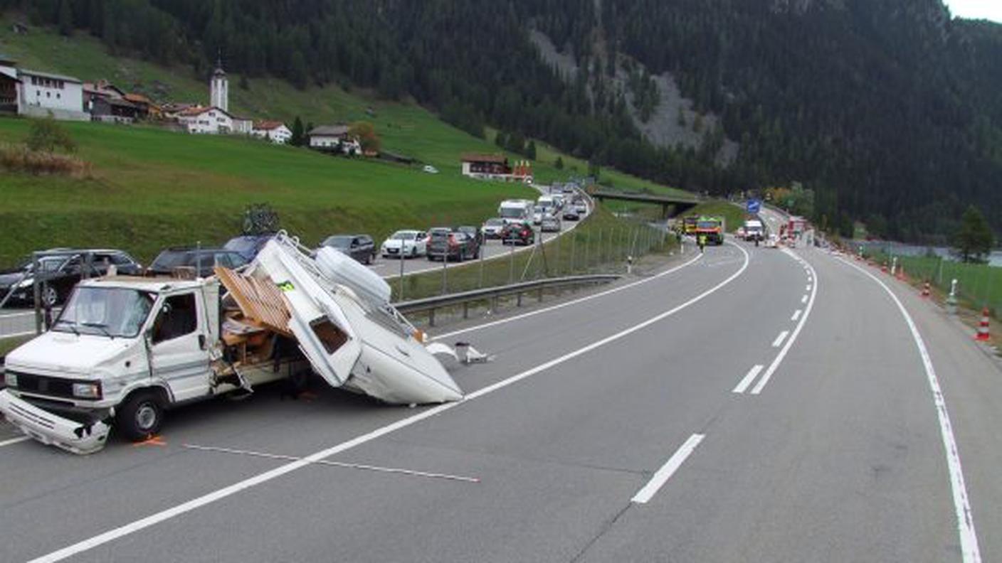 Ottobre 2014: due bambini feriti nello scontro tra un camper e un'auto con roulotte al traino