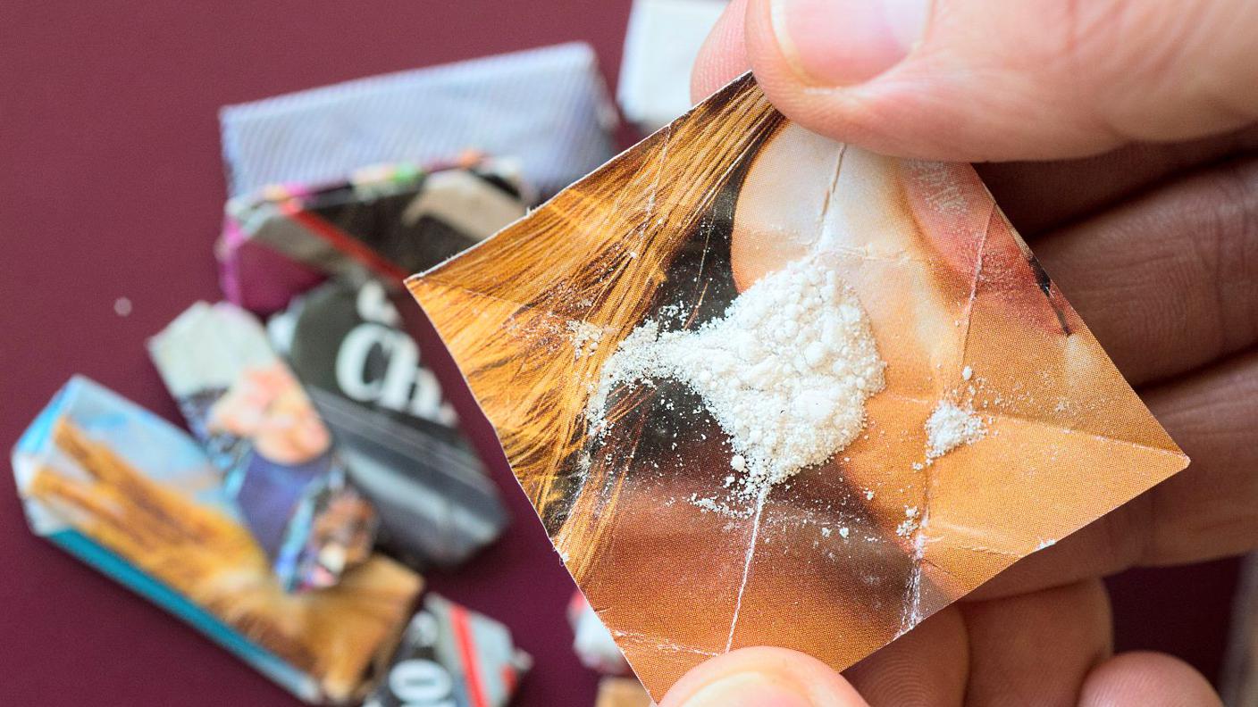 Ai trafficanti sono stati sequestrati 6 grammi di droga