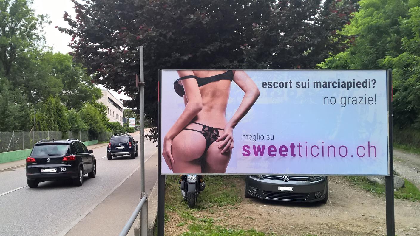 Il cartellone sulla cantonale a Cureglia