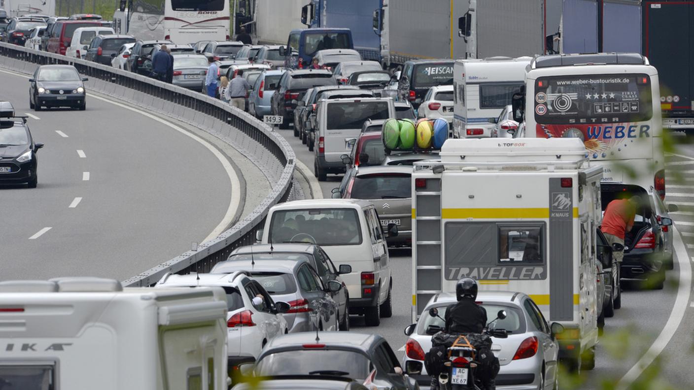 La strada rimane chiusa. Lunghe code si formano periodicamente ai due portali della galleria autostradale  