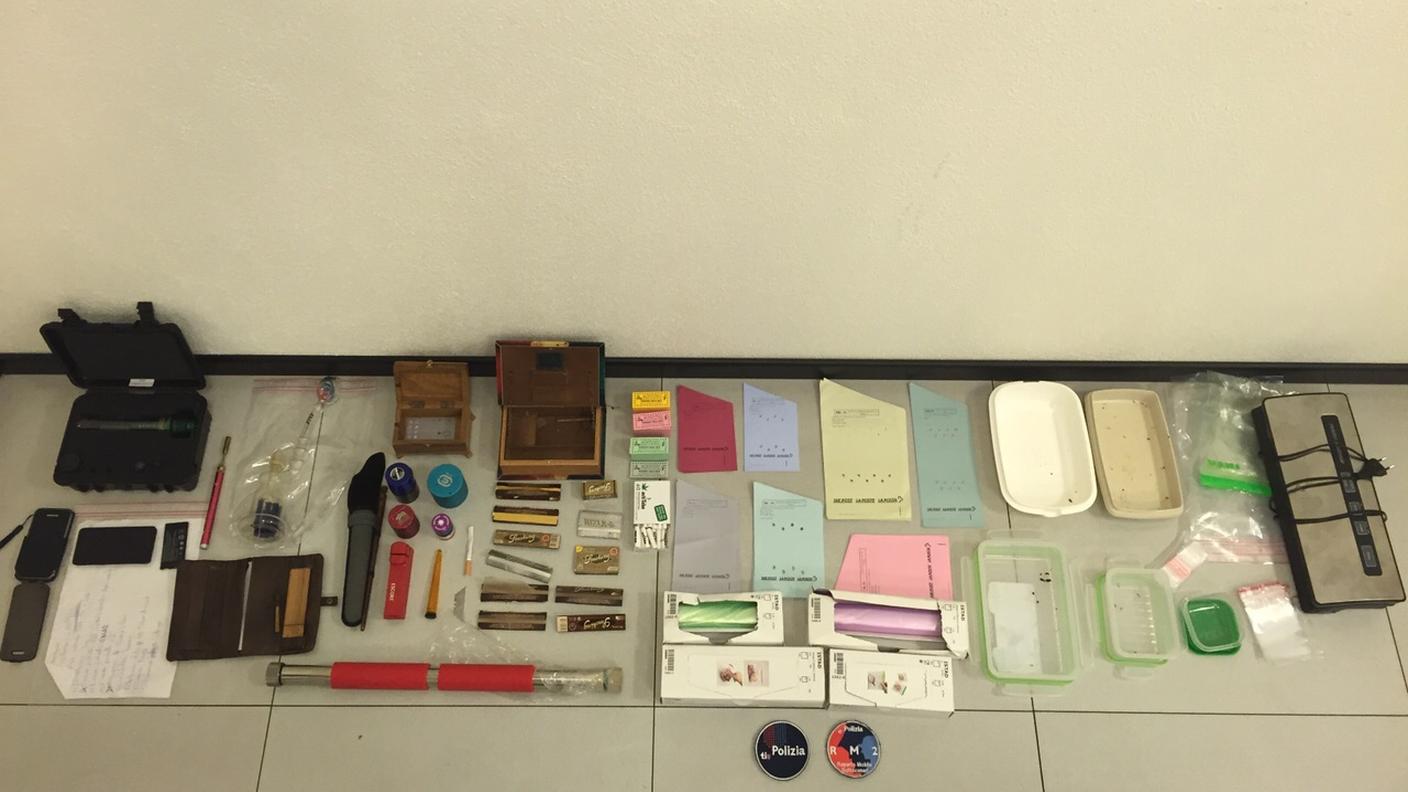 Accessori per lo spaccio e consumo sequestrati
