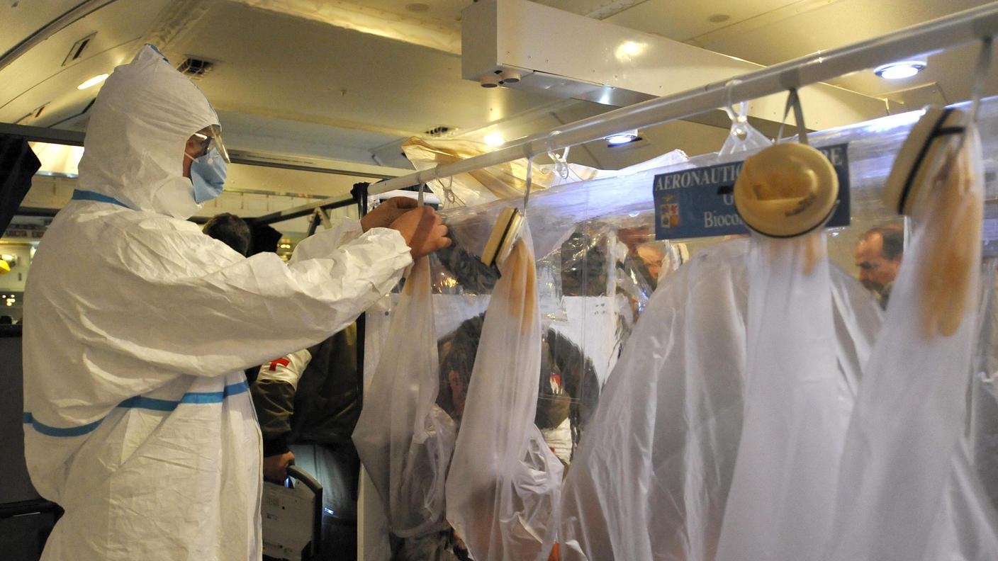 Simulazione di trasporto di un paziente affetto da Ebola fatta a Malpensa 