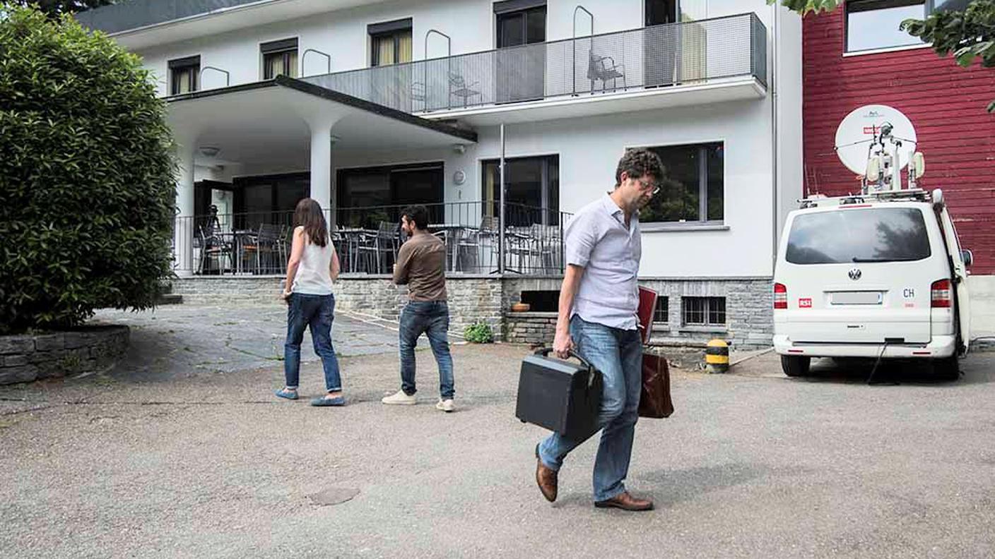 Beltraminelli lascia l'hotel Cristallina, sede della seduta di inizio legislatura