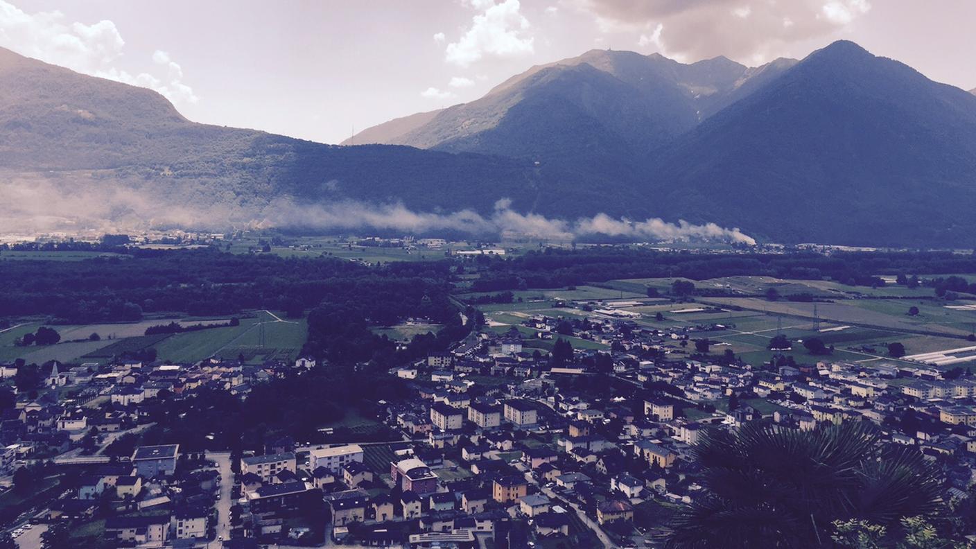 Il fumo dell'incendio, visibile anche da grande distanza