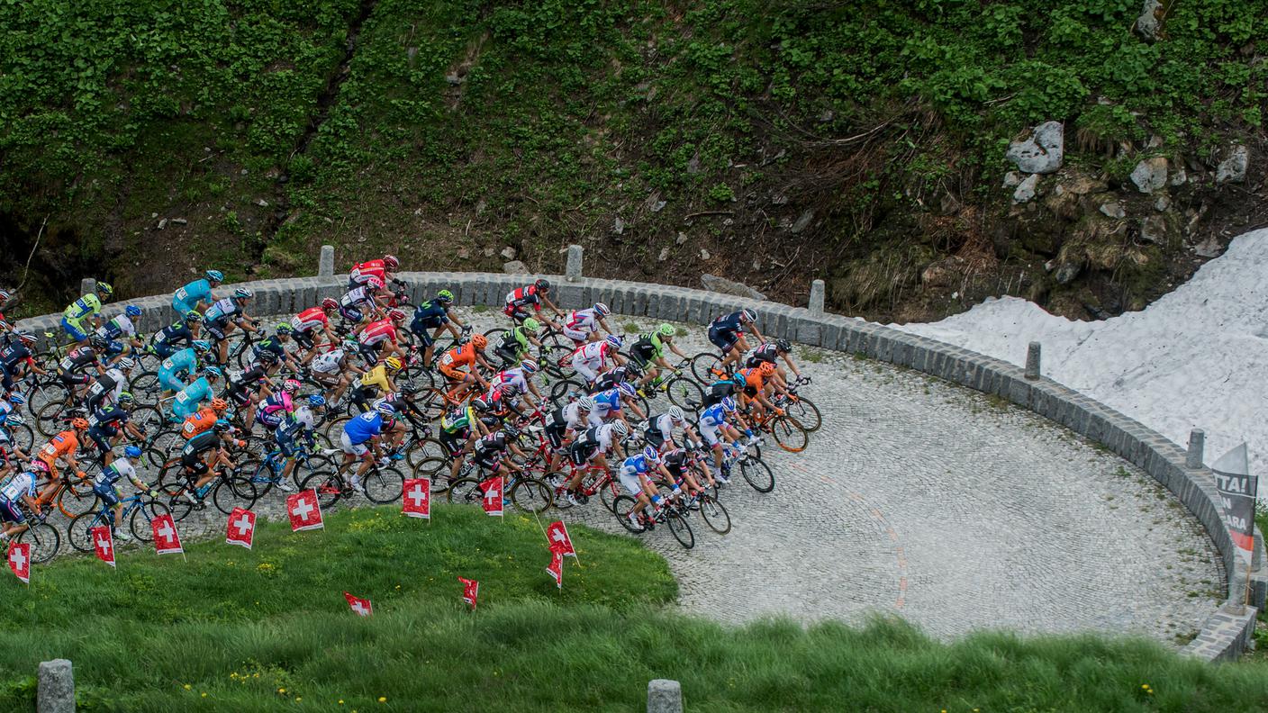 Il gruppo dei ciclisti partiti da Quinto mentre salgono la Tremola