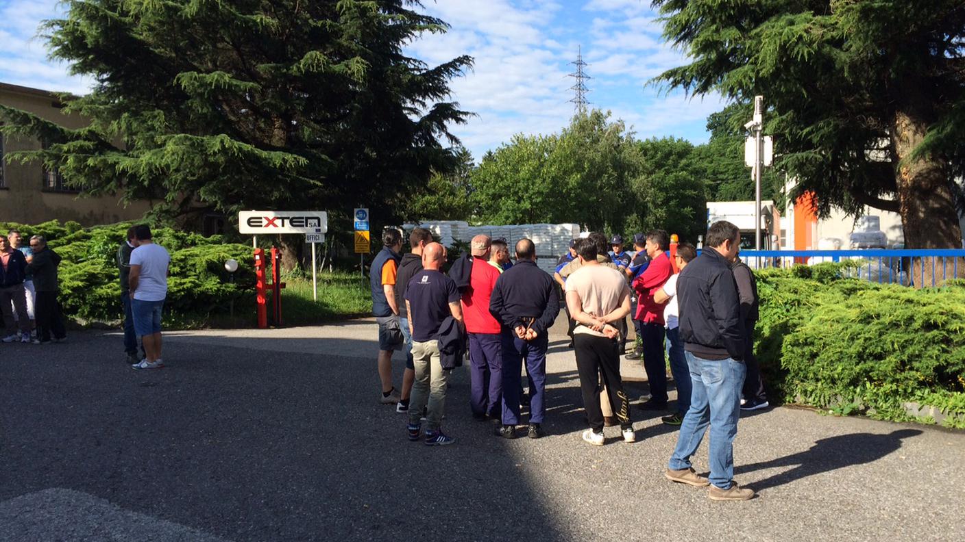 Braccia incrociate mercoledì mattina davanti alla Exten SA di Mendrisio