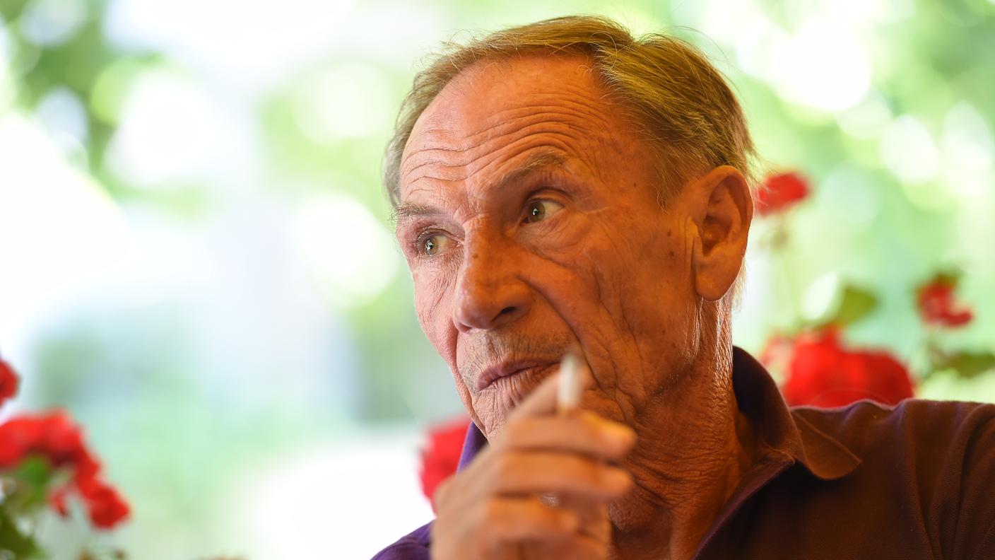 Zeman, con l'immancabile sigaretta, in un'immagine scattata oggi a Lugano