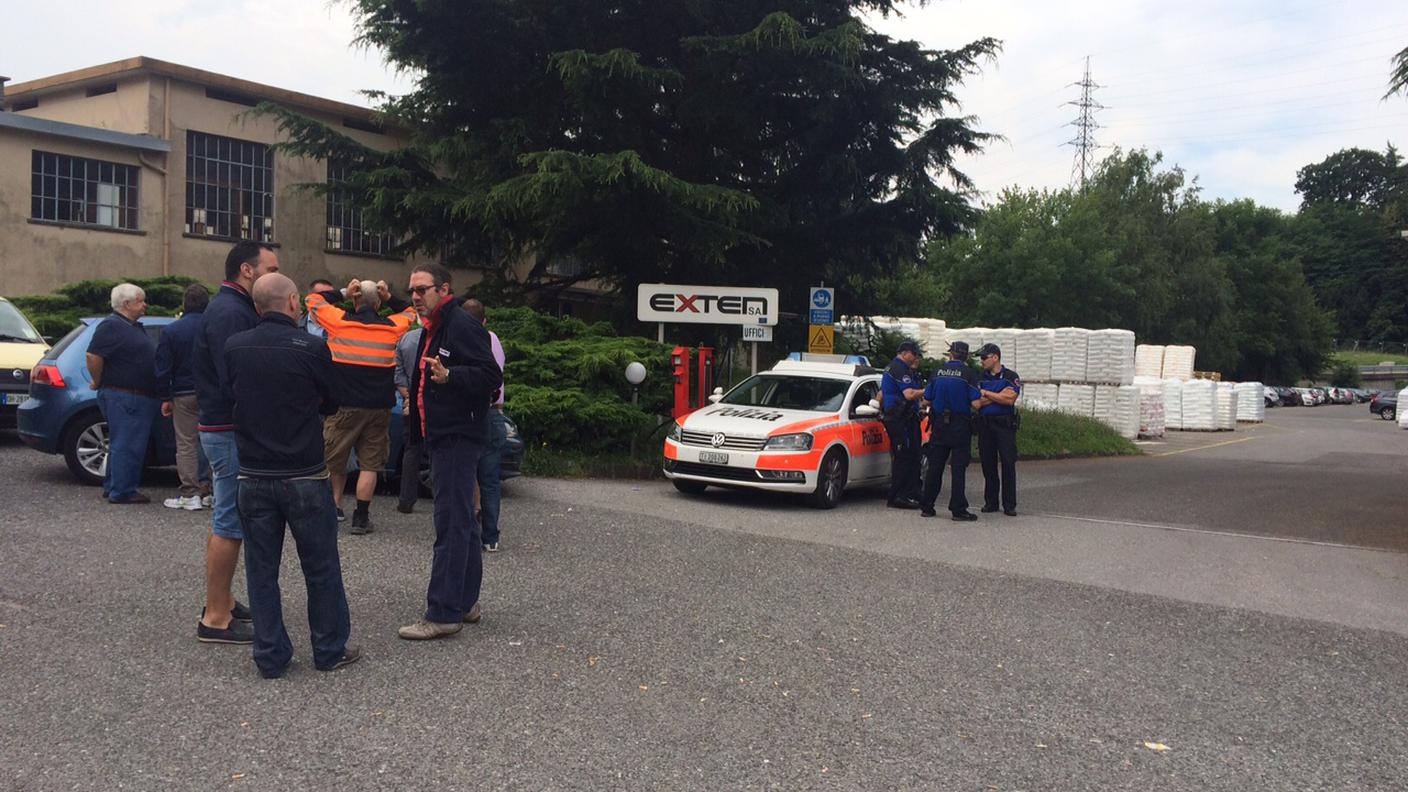 Gli scioperanti impediscono ai camion di passare