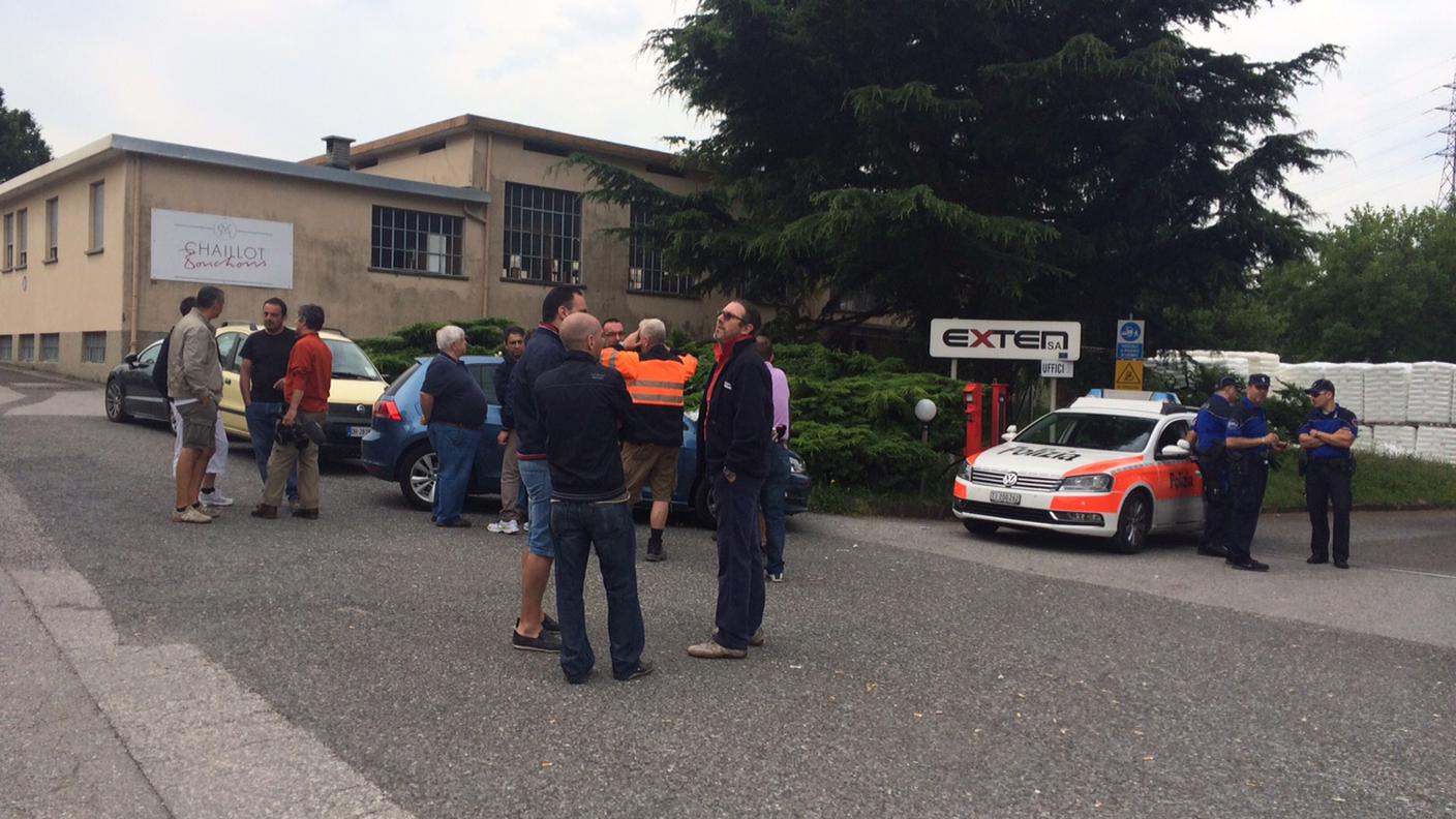 Gli scioperanti impediscono ai camion di passare