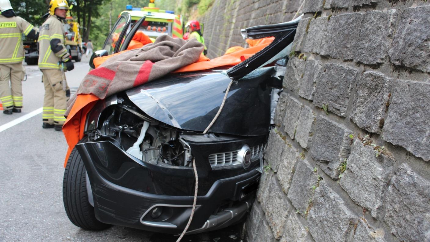 L'auto distrutta dall'impatto