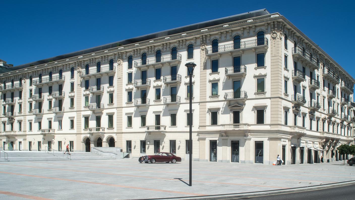 La residenza Grand Palace; gli "omenoni" sono tornati ad affacciarsi liberi sul lungolago 