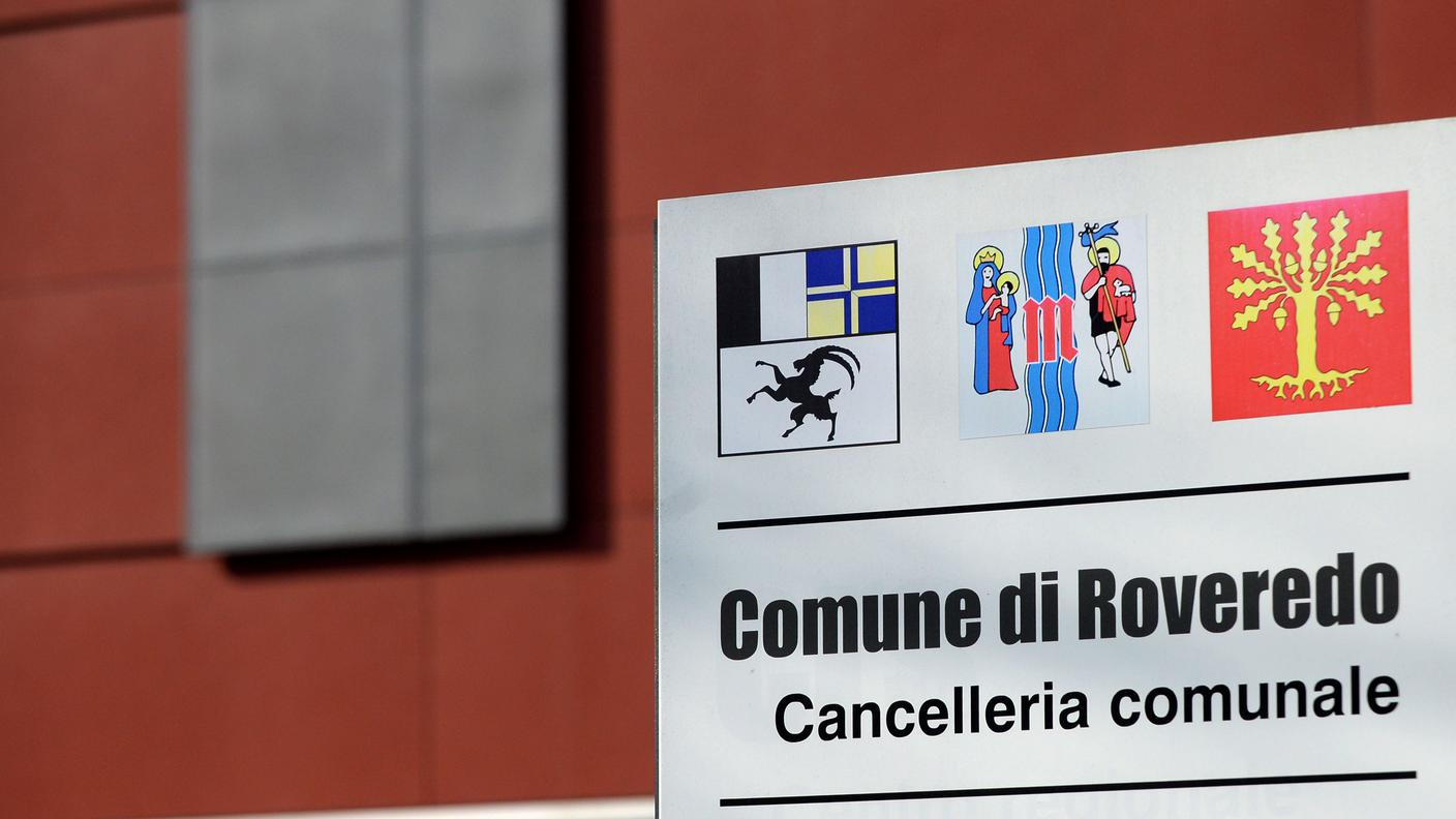 Nell'ottobre 2013 il sindaco Gobbi e la municipale Fibbioli-Rigotti si erano anche dimessi per "l'insanabile e perdurante conflitto che ci oppone al tecnico comunale"