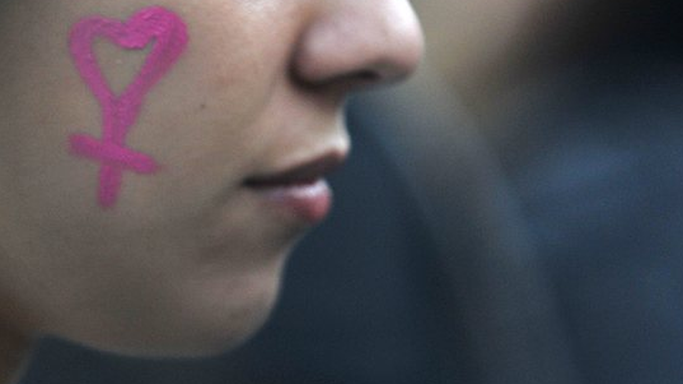 La giovane è riuscita ad allertare i soccorsi con l'aiuto della madre
