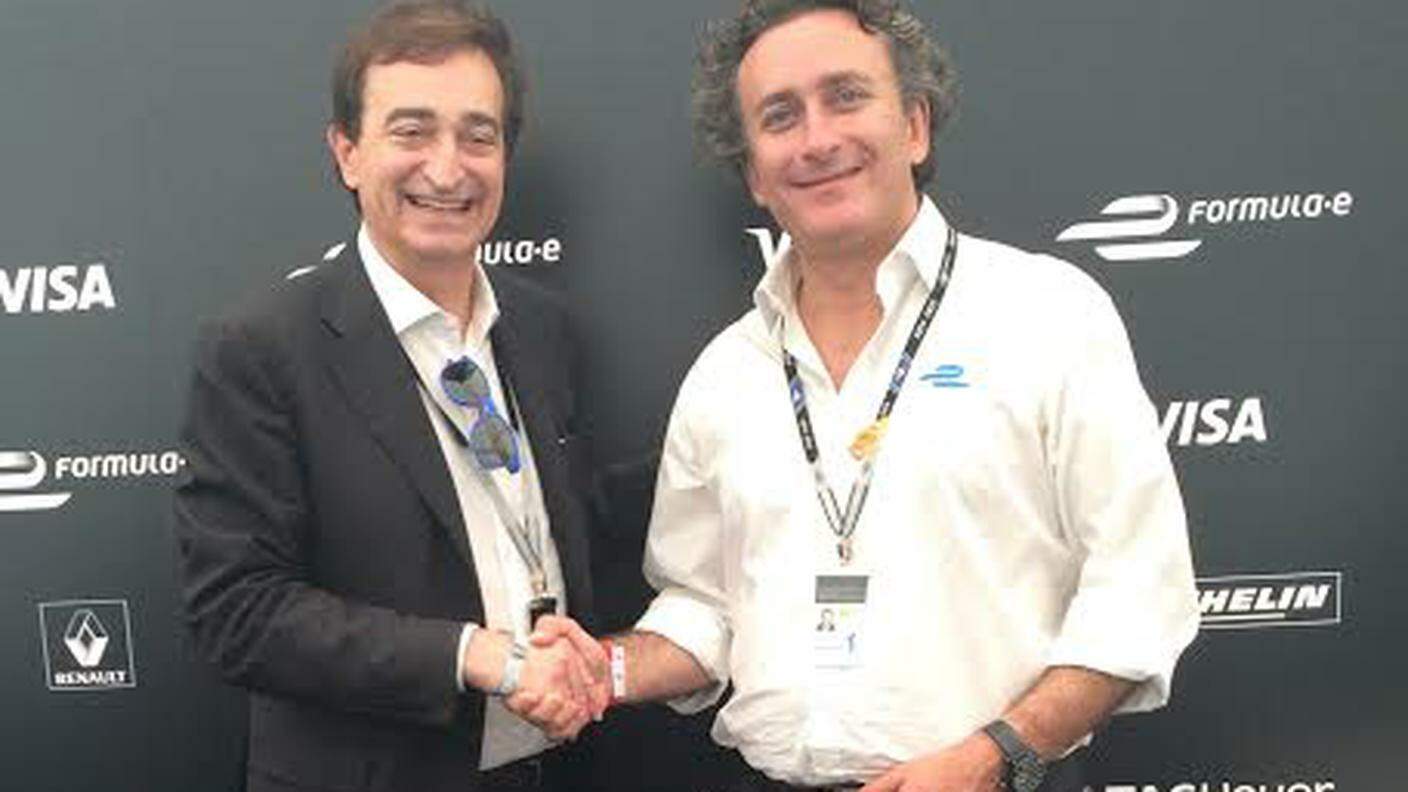 La stretta di mano tra Marco Borradori e il patron della Formula-e Alejandro Agag