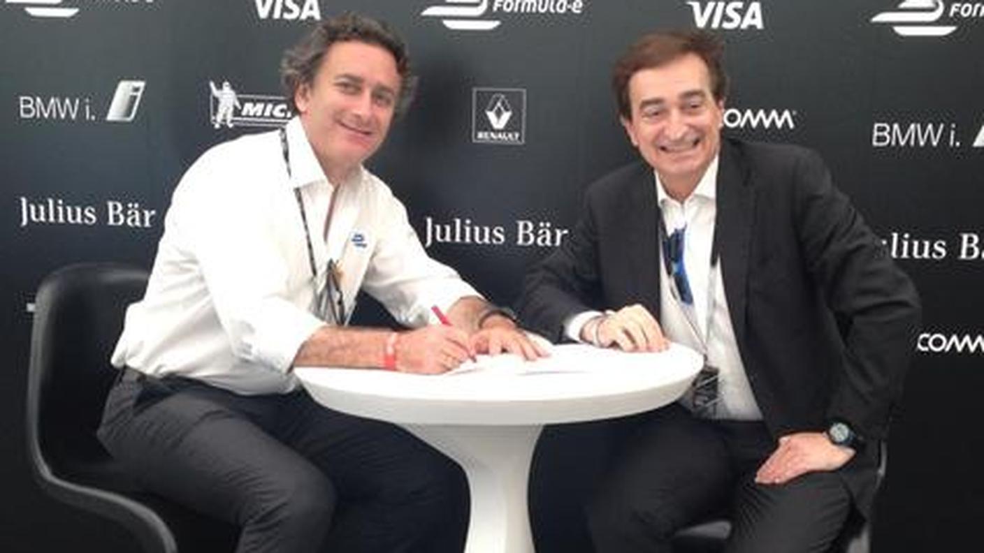 Il momento della firma tra Alejandro Agag e il sindaco Marco Borrardori