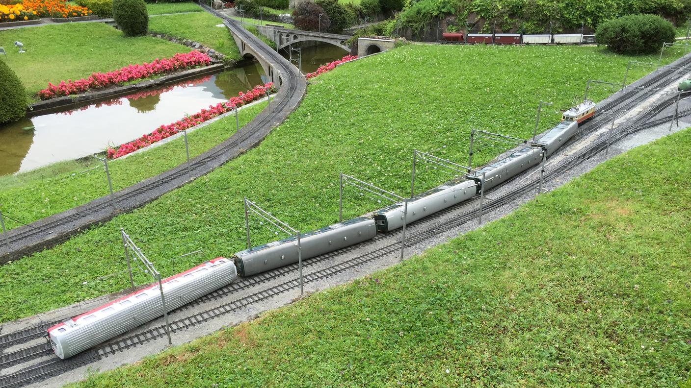 Un'altra immagine dei treni "fatti deragliare"