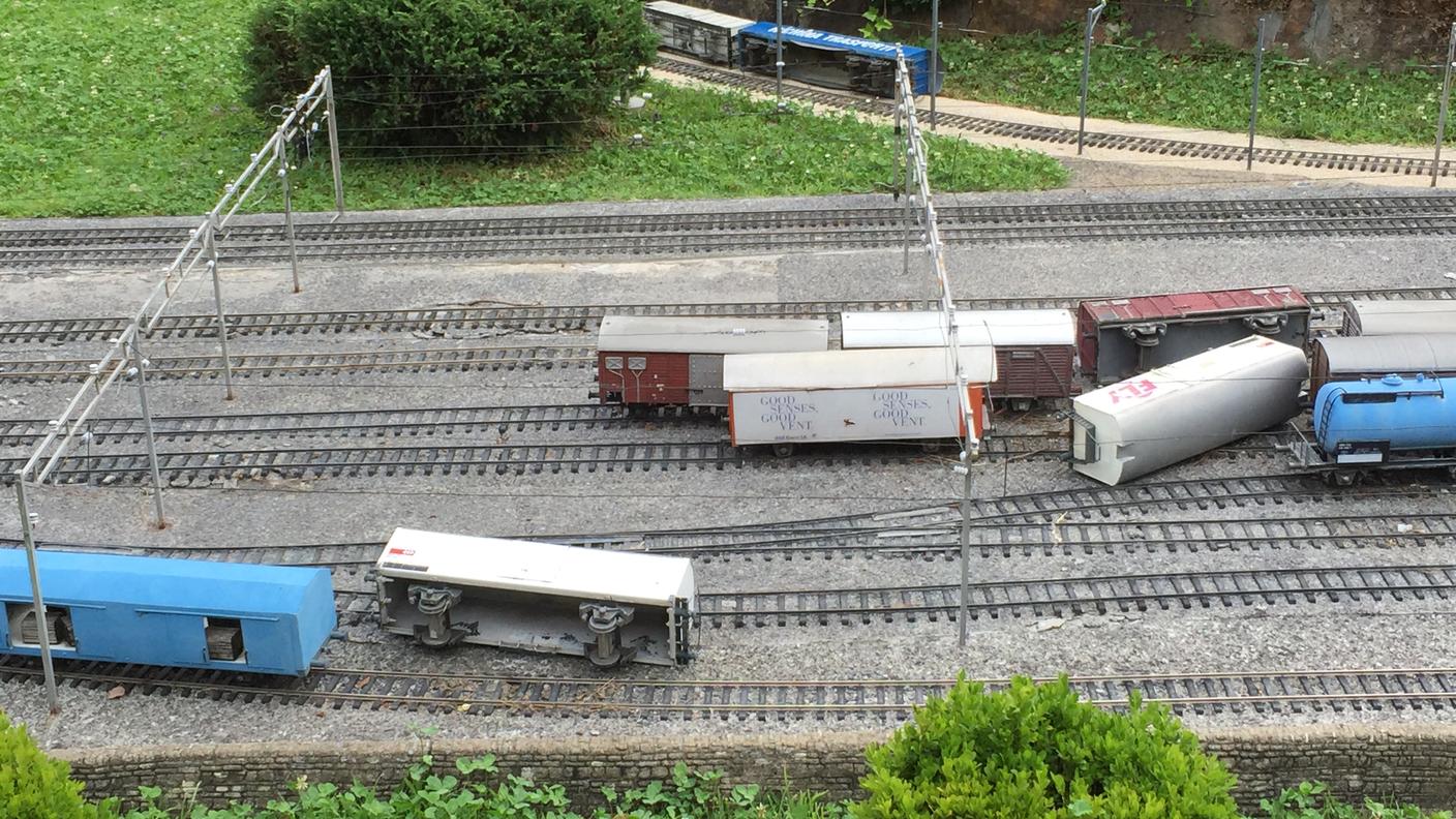 Un'altra immagine dei treni "fatti deragliare"