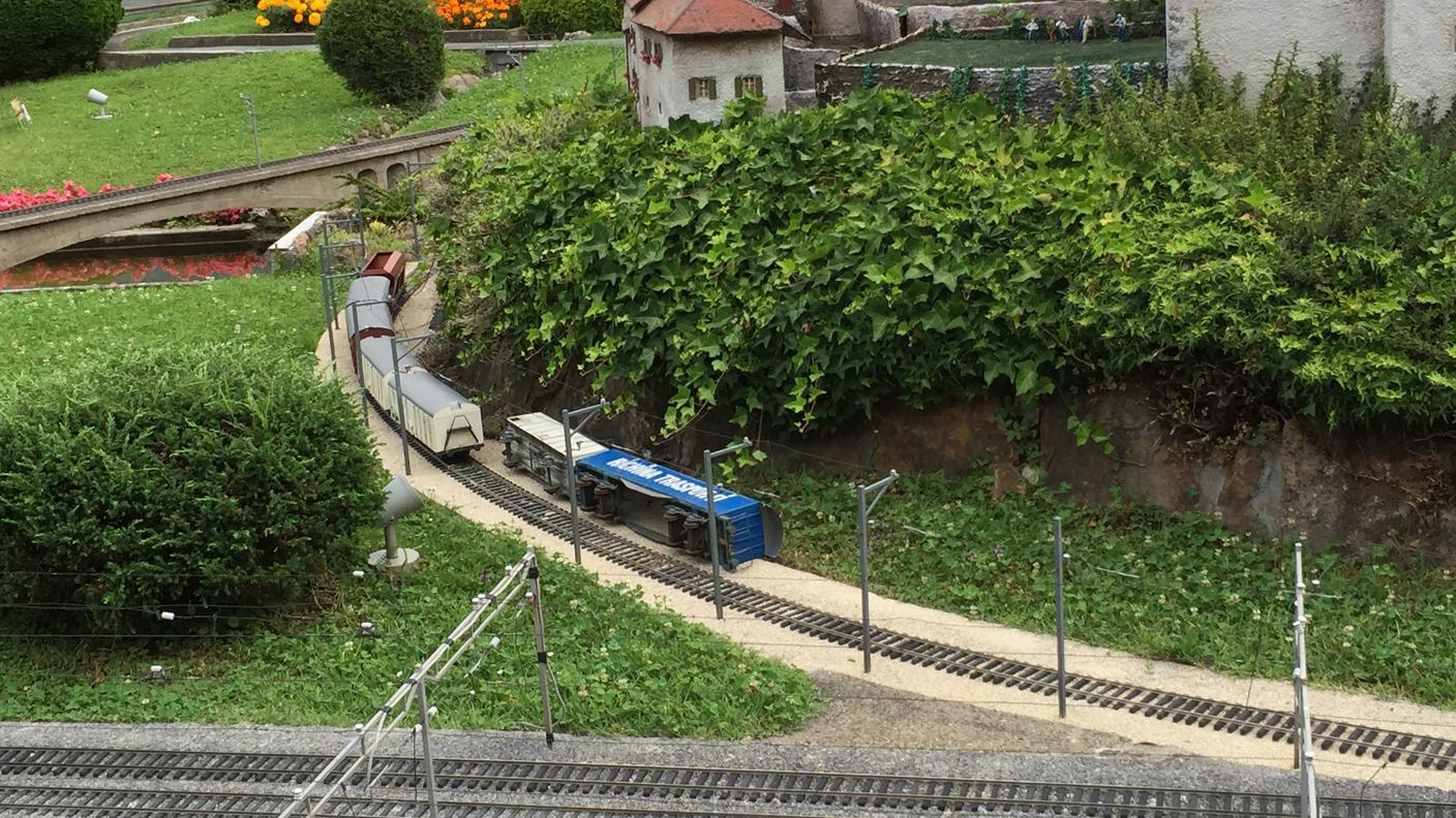 Un'altra immagine dei treni "fatti deragliare"